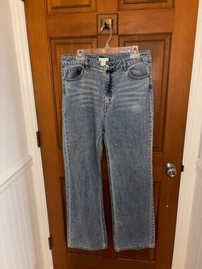 H&M Light Blue Straight Leg Jeans- perfect condition 🦋